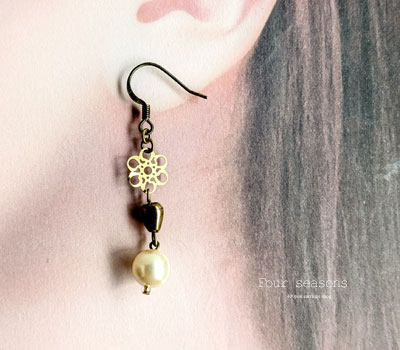 激安アクセサリ・限定400円ピアス・透かし花のピアス・白2